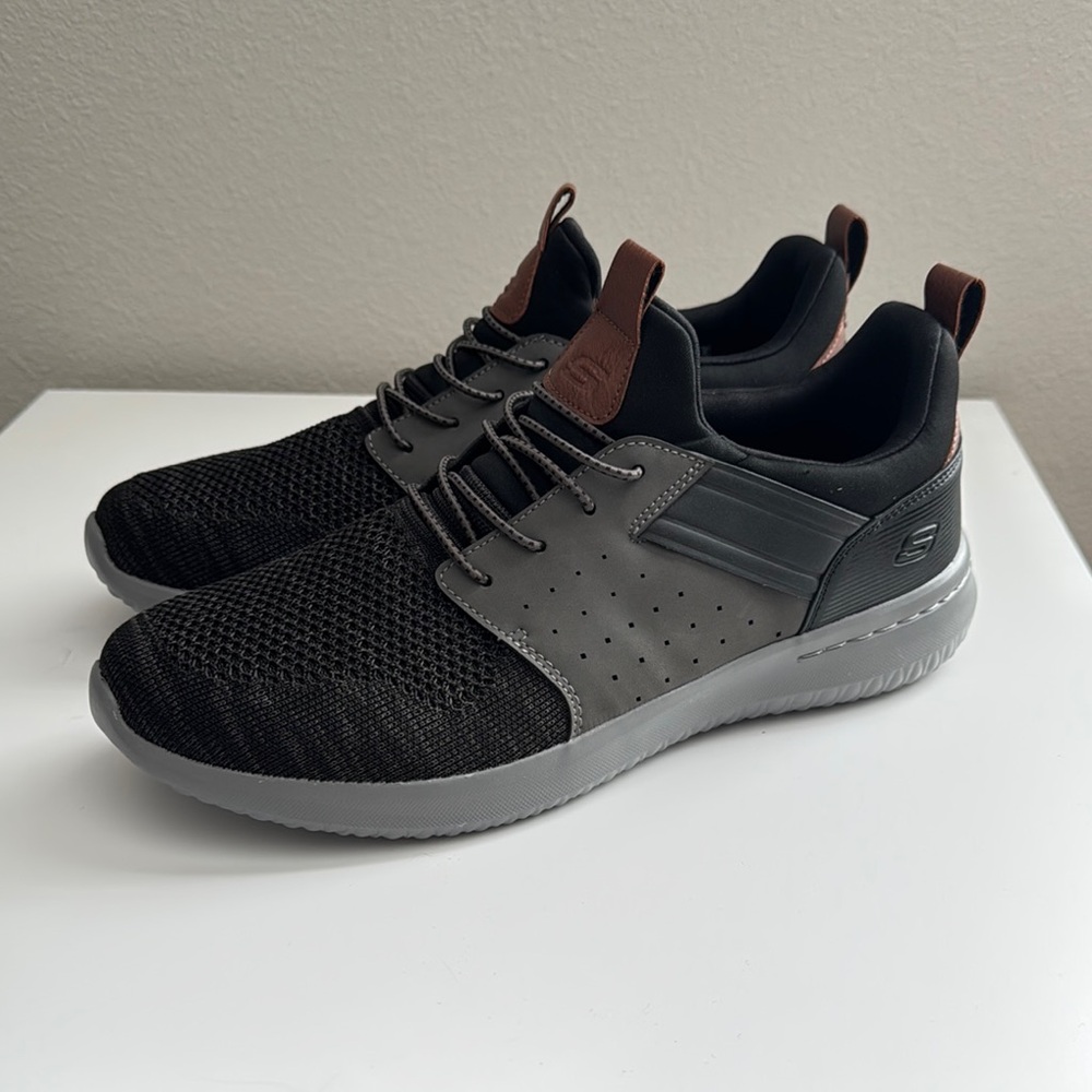 Skechers Men's Black and Gray Athletic Shoes BRAND NEW